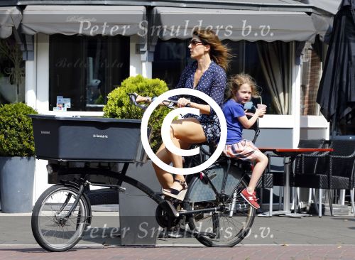 Amsterdam 17 augustus 2013
Kim v Kooten met dochter op de fiets.
Peter Smulders bv