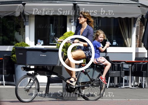 Amsterdam 17 augustus 2013
Kim v Kooten met dochter op de fiets.
Peter Smulders bv