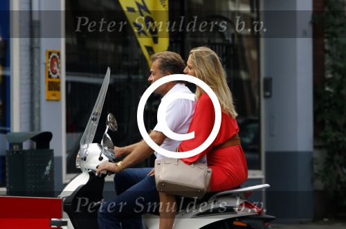 Amsterdam 19 augustus 2013
Klaas Hummel met zijn vrouw op de scooter.
Peter Smulders bv
