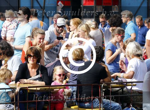 Amsterdam 18 augustus 2013
Kluun Raymond v d Klundert met zijn nieuwe vriendin op de parade.
Peter Smulders bv