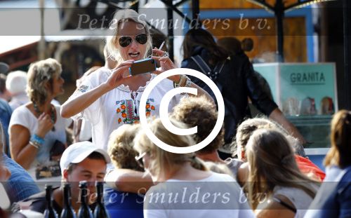 Amsterdam 18 augustus 2013
Kluun Raymond v d Klundert met zijn nieuwe vriendin op de parade.
Peter Smulders bv