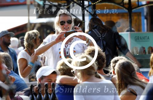Amsterdam 18 augustus 2013
Kluun Raymond v d Klundert met zijn nieuwe vriendin op de parade.
Peter Smulders bv