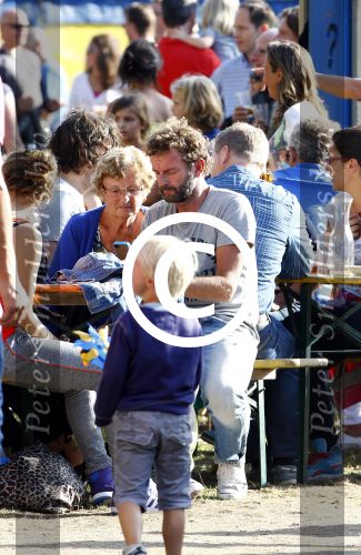 Amsterdam 18 augustus 2013
Kluun Raymond v d Klundert met zijn nieuwe vriendin op de parade. Kluun met zijn moeder
Peter Smulders bv