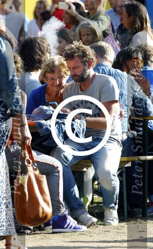 Amsterdam 18 augustus 2013
Kluun Raymond v d Klundert met zijn nieuwe vriendin op de parade. Kluun met zijn moeder
Peter Smulders bv