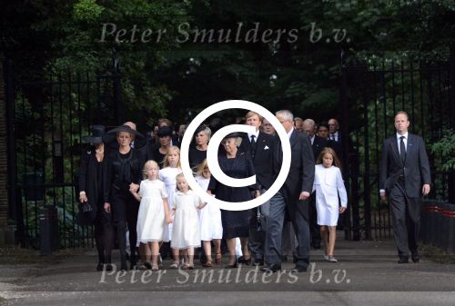 Lage Vuursche 16 augustus 2013
Begrafenis Prins Friso bij de stulpkerk in Lage Vuursche. De hele koninklijke familie was Aanwezig. Prinses Mabel met dochters en Prinses Beatrix . Koning Willem Alexander Maxima Ariane Alexia Amalia
Peter Smulders bv