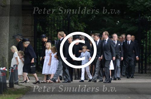 Lage Vuursche 16 augustus 2013
Begrafenis Prins Friso bij de stulpkerk in Lage Vuursche. De hele koninklijke familie was Aanwezig. Prinses Mabel met dochters en Prinses Beatrix . Koning Willem Alexander Maxima Ariane Alexia Amalia
Peter Smulders bv