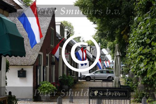 Lage Vuursche 16 augustus 2013
Begrafenis Prins Friso bij de stulpkerk in Lage Vuursche. De hele koninklijke familie was Aanwezig. vlaggen halfstok in Lage Vuursche
Peter Smulders bv