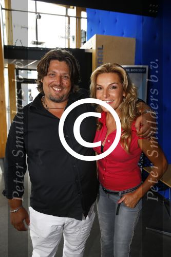 Hilversum 22 augustus 2013
Presentatie tros serie Caps Club met daarin de acteurs Tom v Hulle Sam de Graaff Charlotte Heesters Leontine Borsato Mike Libanon en Leona Philipo . Lucille Werner heeft het bedacht. Lucille met haar man
Peter Smulders bv