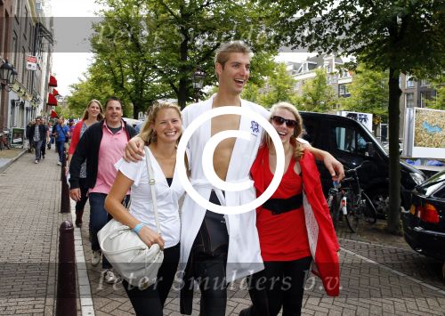 Amsterdam 8 september 2013
Amsterdam city swim door de grachten met diverse bn ers.
Maarten v d Weijden met zijn vrouw (links) en ....