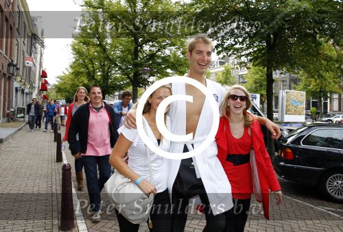 Amsterdam 8 september 2013
Amsterdam city swim door de grachten met diverse bn ers.
Maarten v d Weijden met zijn vrouw (links) en ....