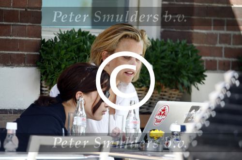 Amsterdam 16 augustus 2013
Maria Kooistra en haar dochter op een terras in Amsterdam. Maria zit te schrijven achter haar laptop.
Peter Smulders bv