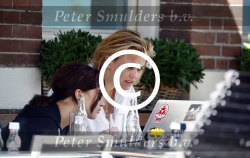 Amsterdam 16 augustus 2013
Maria Kooistra en haar dochter op een terras in Amsterdam. Maria zit te schrijven achter haar laptop.
Peter Smulders bv