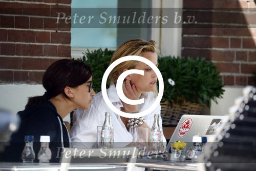 Amsterdam 16 augustus 2013
Maria Kooistra en haar dochter op een terras in Amsterdam. Maria zit te schrijven achter haar laptop.
Peter Smulders bv