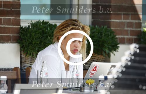 Amsterdam 16 augustus 2013
Maria Kooistra en haar dochter op een terras in Amsterdam. Maria zit te schrijven achter haar laptop.
Peter Smulders bv