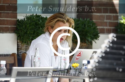 Amsterdam 16 augustus 2013
Maria Kooistra en haar dochter op een terras in Amsterdam. Maria zit te schrijven achter haar laptop.
Peter Smulders bv