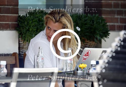Amsterdam 16 augustus 2013
Maria Kooistra en haar dochter op een terras in Amsterdam. Maria zit te schrijven achter haar laptop.
Peter Smulders bv