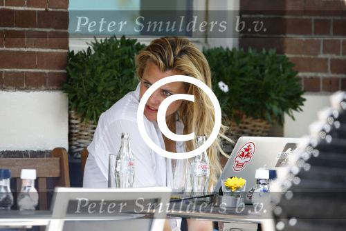 Amsterdam 16 augustus 2013
Maria Kooistra en haar dochter op een terras in Amsterdam. Maria zit te schrijven achter haar laptop.
Peter Smulders bv