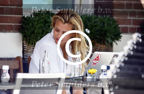 Amsterdam 16 augustus 2013
Maria Kooistra en haar dochter op een terras in Amsterdam. Maria zit te schrijven achter haar laptop.
Peter Smulders bv