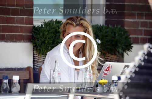 Amsterdam 16 augustus 2013
Maria Kooistra en haar dochter op een terras in Amsterdam. Maria zit te schrijven achter haar laptop.
Peter Smulders bv