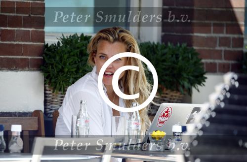 Amsterdam 16 augustus 2013
Maria Kooistra en haar dochter op een terras in Amsterdam. Maria zit te schrijven achter haar laptop.
Peter Smulders bv