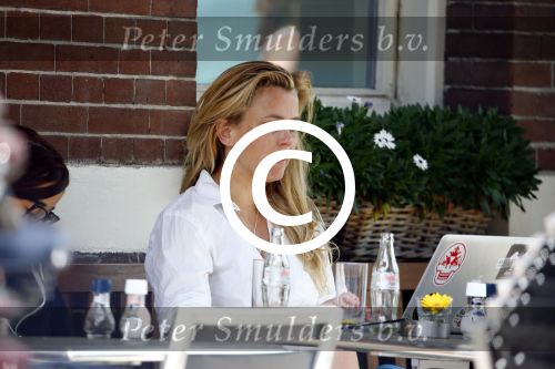 Amsterdam 16 augustus 2013
Maria Kooistra en haar dochter op een terras in Amsterdam. Maria zit te schrijven achter haar laptop.
Peter Smulders bv