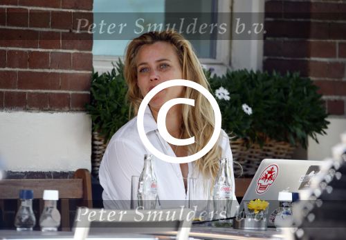 Amsterdam 16 augustus 2013
Maria Kooistra en haar dochter op een terras in Amsterdam. Maria zit te schrijven achter haar laptop.
Peter Smulders bv
