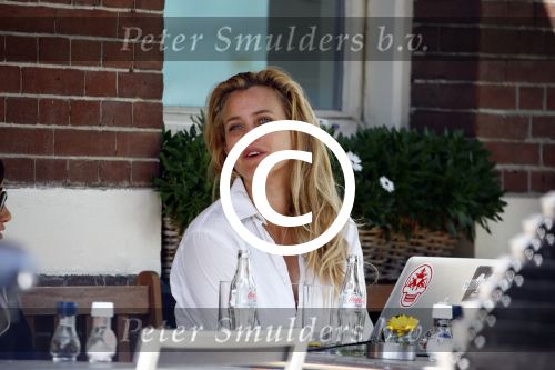 Amsterdam 16 augustus 2013
Maria Kooistra en haar dochter op een terras in Amsterdam. Maria zit te schrijven achter haar laptop.
Peter Smulders bv