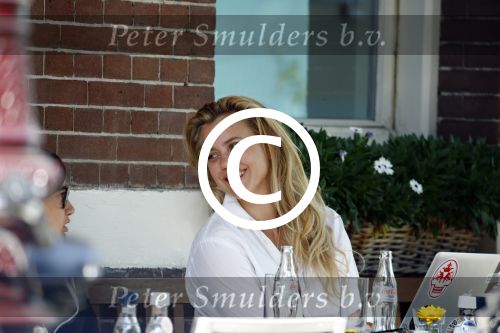 Amsterdam 16 augustus 2013
Maria Kooistra en haar dochter op een terras in Amsterdam. Maria zit te schrijven achter haar laptop.
Peter Smulders bv