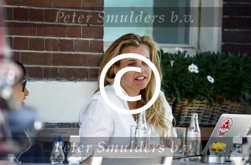 Amsterdam 16 augustus 2013
Maria Kooistra en haar dochter op een terras in Amsterdam. Maria zit te schrijven achter haar laptop.
Peter Smulders bv