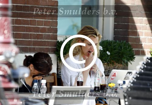 Amsterdam 16 augustus 2013
Maria Kooistra en haar dochter op een terras in Amsterdam. Maria zit te schrijven achter haar laptop.
Peter Smulders bv