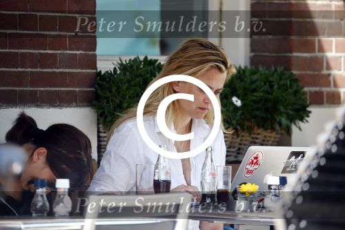 Amsterdam 16 augustus 2013
Maria Kooistra en haar dochter op een terras in Amsterdam. Maria zit te schrijven achter haar laptop.
Peter Smulders bv