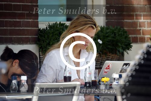 Amsterdam 16 augustus 2013
Maria Kooistra en haar dochter op een terras in Amsterdam. Maria zit te schrijven achter haar laptop.
Peter Smulders bv