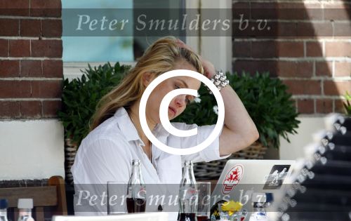 Amsterdam 16 augustus 2013
Maria Kooistra en haar dochter op een terras in Amsterdam. Maria zit te schrijven achter haar laptop.
Peter Smulders bv
