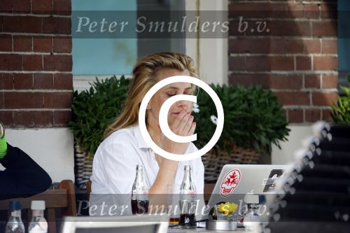 Amsterdam 16 augustus 2013
Maria Kooistra en haar dochter op een terras in Amsterdam. Maria zit te schrijven achter haar laptop.
Peter Smulders bv