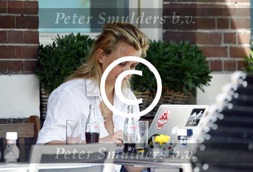 Amsterdam 16 augustus 2013
Maria Kooistra en haar dochter op een terras in Amsterdam. Maria zit te schrijven achter haar laptop.
Peter Smulders bv