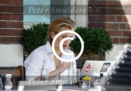 Amsterdam 16 augustus 2013
Maria Kooistra en haar dochter op een terras in Amsterdam. Maria zit te schrijven achter haar laptop.
Peter Smulders bv