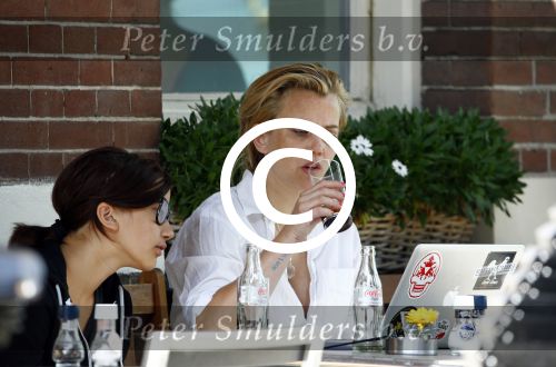 Amsterdam 16 augustus 2013
Maria Kooistra en haar dochter op een terras in Amsterdam. Maria zit te schrijven achter haar laptop.
Peter Smulders bv