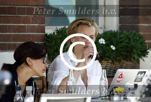 Amsterdam 16 augustus 2013
Maria Kooistra en haar dochter op een terras in Amsterdam. Maria zit te schrijven achter haar laptop.
Peter Smulders bv