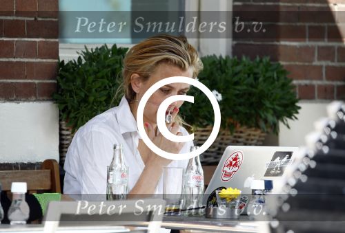 Amsterdam 16 augustus 2013
Maria Kooistra en haar dochter op een terras in Amsterdam. Maria zit te schrijven achter haar laptop.
Peter Smulders bv