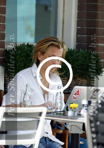 Amsterdam 16 augustus 2013
Maria Kooistra en haar dochter op een terras in Amsterdam. Maria zit te schrijven achter haar laptop.
Peter Smulders bv