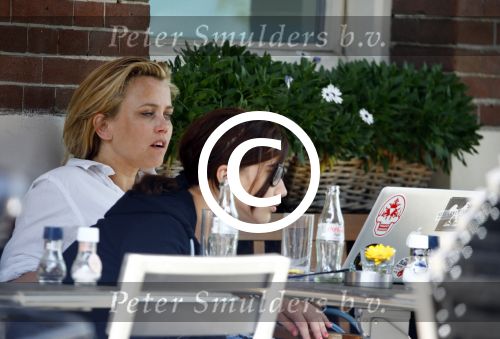 Amsterdam 16 augustus 2013
Maria Kooistra en haar dochter op een terras in Amsterdam. Maria zit te schrijven achter haar laptop.
Peter Smulders bv