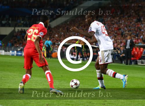 Eindhoven, 20 Augustus 2013
3e Voorronde CL PSV-AC Milan, eindstand 1-1
Mario Balotelli en Joshua Brenet
Foto Peter Smulders BV