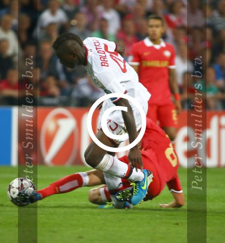 Eindhoven, 20 Augustus 2013
3e Voorronde CL PSV-AC Milan, eindstand 1-1
Mario Balotelli in duel met Stijn Schaars
Foto Peter Smulders BV