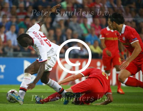 Eindhoven, 20 Augustus 2013
3e Voorronde CL PSV-AC Milan, eindstand 1-1
Mario Balotelli in duel met Stijn Schaars
Foto Peter Smulders BV