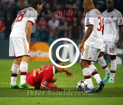 Eindhoven, 20 Augustus 2013
3e Voorronde CL PSV-AC Milan, eindstand 1-1
Memphis Depay in duel met Nigel de Jong
Foto Peter Smulders BV
