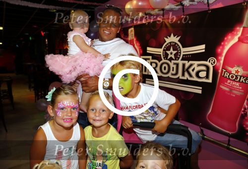 Scheveningen Den Haag 23 augustus 2013
Angelina de dochter van Michael v d Plas en Samantha de Jongh ( Barbie) viert haar eerste verjaardag in Barbys cafe.
Peter Smulders bv