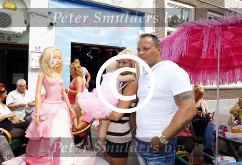 Scheveningen Den Haag 23 augustus 2013
Angelina de dochter van Michael v d Plas en Samantha de Jongh ( Barbie) viert haar eerste verjaardag in Barbys cafe.
Peter Smulders bv