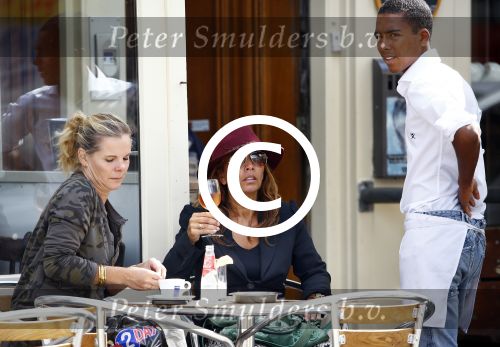 Amsterdam 31 augustus 2013
Nada v Nie op terras met inge Teeuwen ( zus Hans Teeuwen).
De zoon van Nada Quentin werkt daar in de bediening
