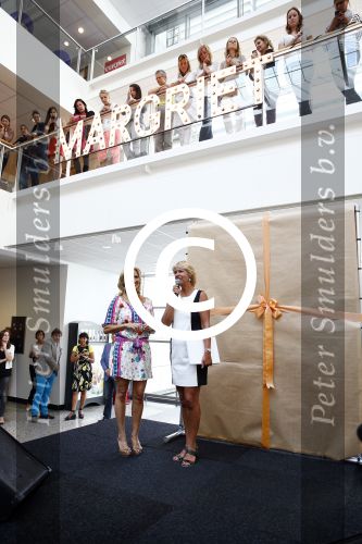 Hoofddorp 29 augustus 2013
Presentatie van de Margriet met Natasja Foger als hoofdredaktrice.
Leontine v d Bos de reguliere hoofdredaktrice geeft aar het eerste exemplaar en Rene Froger zingt voor Natasja bij sanoma uitgevers