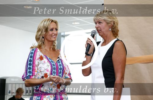 Hoofddorp 29 augustus 2013
Presentatie van de Margriet met Natasja Foger als hoofdredaktrice.
Leontine v d Bos de reguliere hoofdredaktrice geeft aar het eerste exemplaar en Rene Froger zingt voor Natasja bij sanoma uitgevers